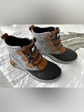 Women’s Winter Sorel Boot in Gray and Brown